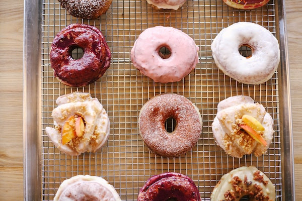 Dekorierte Donuts sind auf einem Kühlgitter ausgelegt.