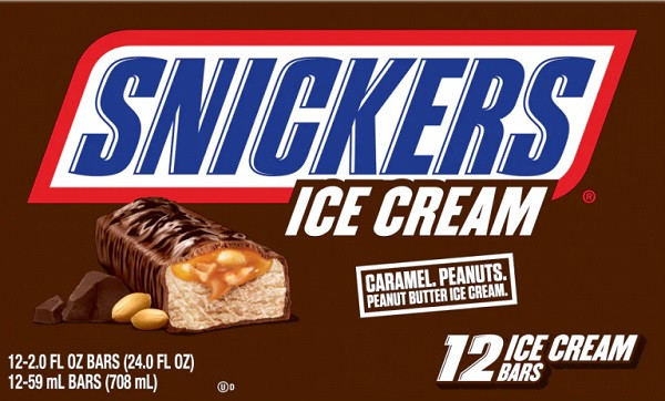 Eine Packung Snickers Eisriegel.