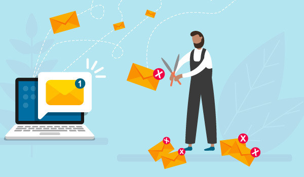 Ein Marketingspezialist pflegt seine E-Mail-Liste, indem er nicht funktionierende E-Mail-Adressen aus seinem Verteiler entfernt.