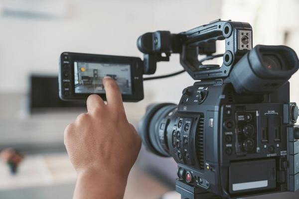 Eine Videokamera mit Touchscreen.