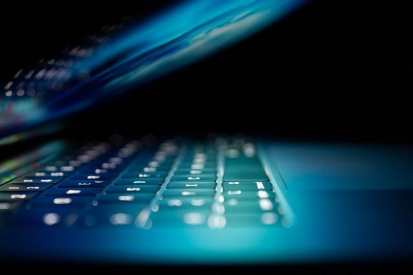 Eine Nahaufnahme eines offenen Laptops.