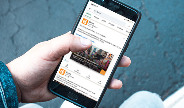 Der LinkedIn-Feed von Canto wird auf dem Bildschirm eines Telefons angezeigt.