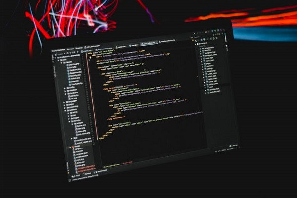 Ein Computer, über dem farbige digitale Ströme schweben.