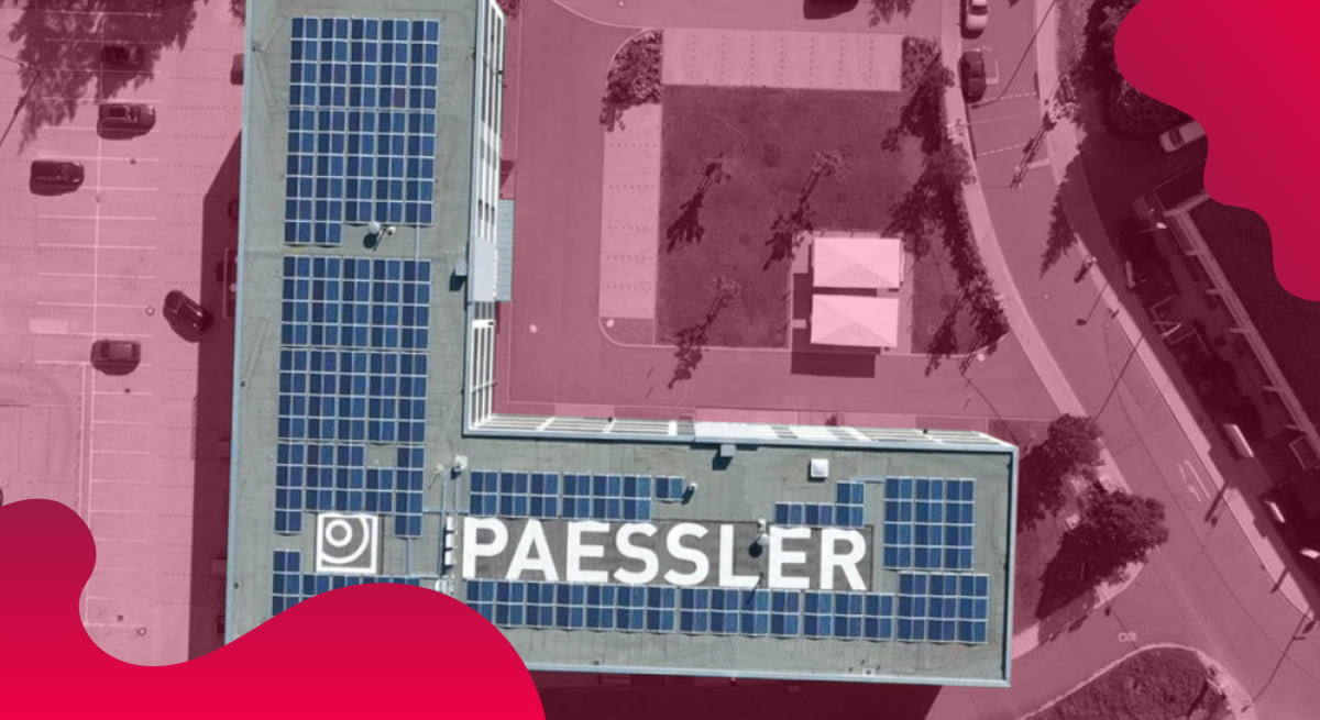 Das Titelbild der Paessler AG in Rot zeigt den Hauptsitz des Unternehmens.