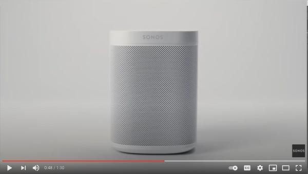 Standbild aus einem Produktvideo, das den Sonos Play 1 vor einem weißen Hintergrund zeigt.
