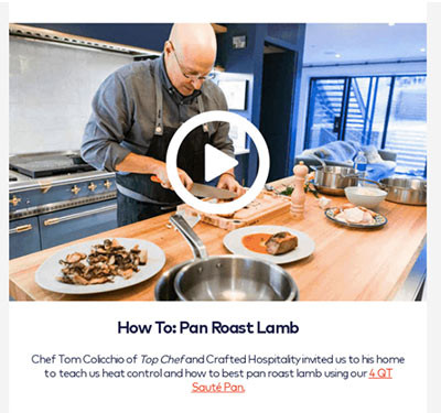 In einem Video einer Marketing-E-Mail brät ein Koch Lammfleisch in einer Pfanne.