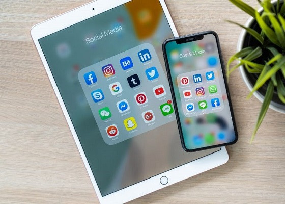 Auf Tablets werden Social Media-Webseiten angezeigt.