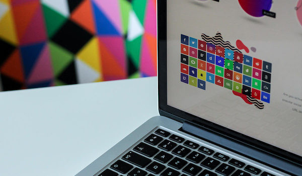 Ein bunter visueller Leitfaden für das Branding wird auf einem Laptop-Bildschirm angezeigt.