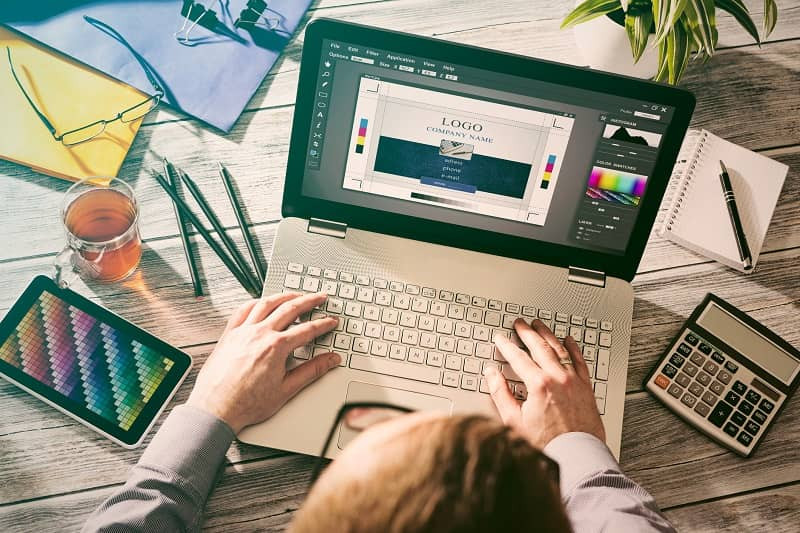 Ein Grafikdesigner verwendet einen Laptop.