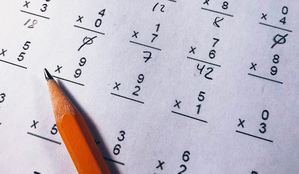 Auf einem Mathematiktest liegt ein Bleistift.