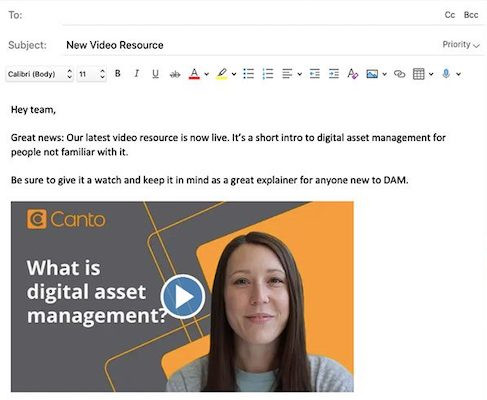 Eine Nachricht mit eingebettetem Videovorschaubild, das der visuelle Anker ist, wenn man Videos in E-Mails einbetten möchte.