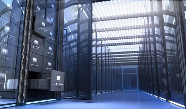 In einem Serverraum befinden sich hinter den Schutzwänden Aktenschränke, symbolisch für die Datenarchivierung.