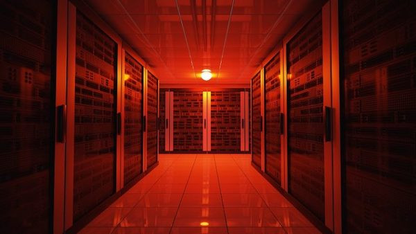 Ein rot ausgeleuchteter Serverraum mit mehreren Servern.