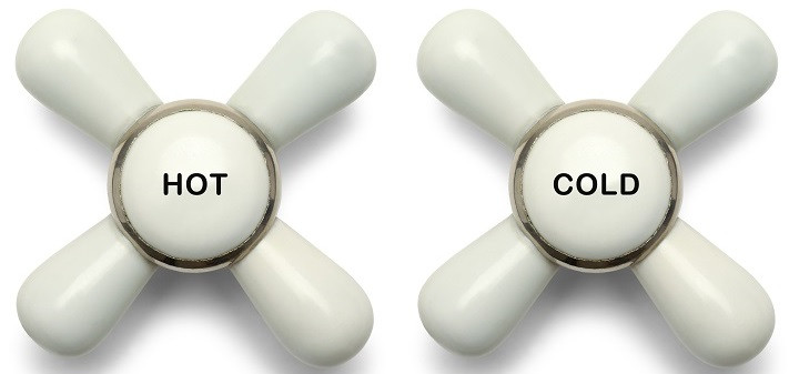 Zwei antike Wasserhähne, die mit Heiß und Kalt beschriftet sind, symbolisch für Hot Storage und Cold Storage im Vergleich nebeneinander.