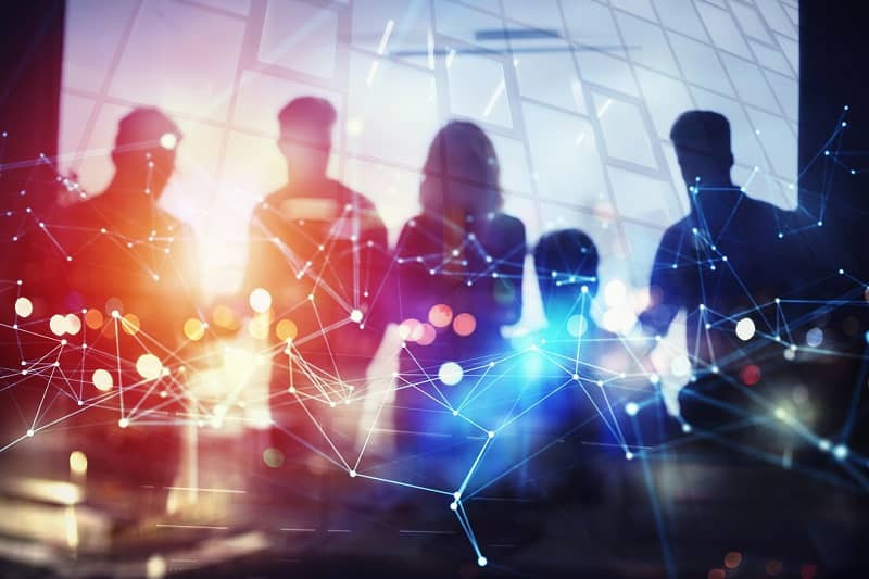 Miteinander digital vernetzte Menschen in einem Unternehmen.