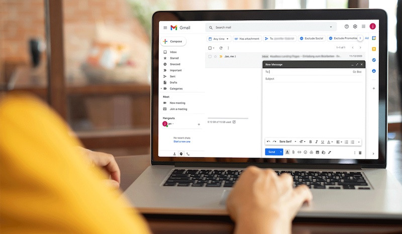 Auf einem Laptop werden der Posteingang von Google Mail und ein geöffneter Entwurf einer E-Mail angezeigt.