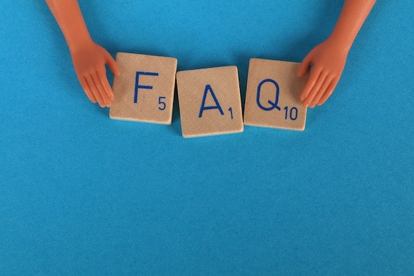 Aus hölzernen Spielsteinen wurde die Abkürzung FAQ gebildet, ein weiterer wichtiger Aspekt für bewährte Vorgehensweisen für Metadaten.