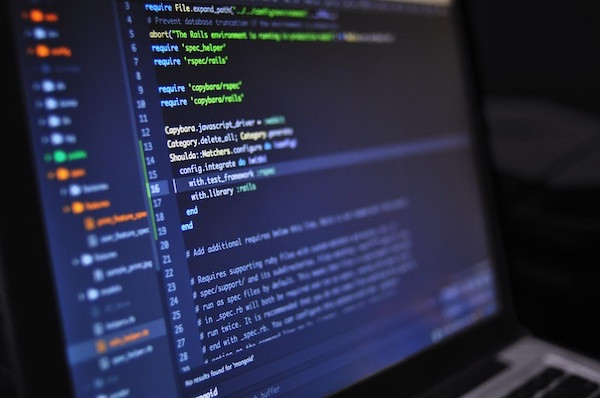 Ein Bildschirm voller Computercode, symbolisch für individuelle Anpassungen für bewährte Vorgehensweisen für Metadaten.