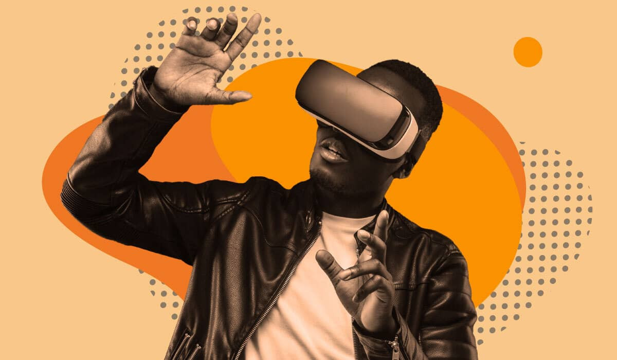 Ein Mann trägt ein VR-Headset.
