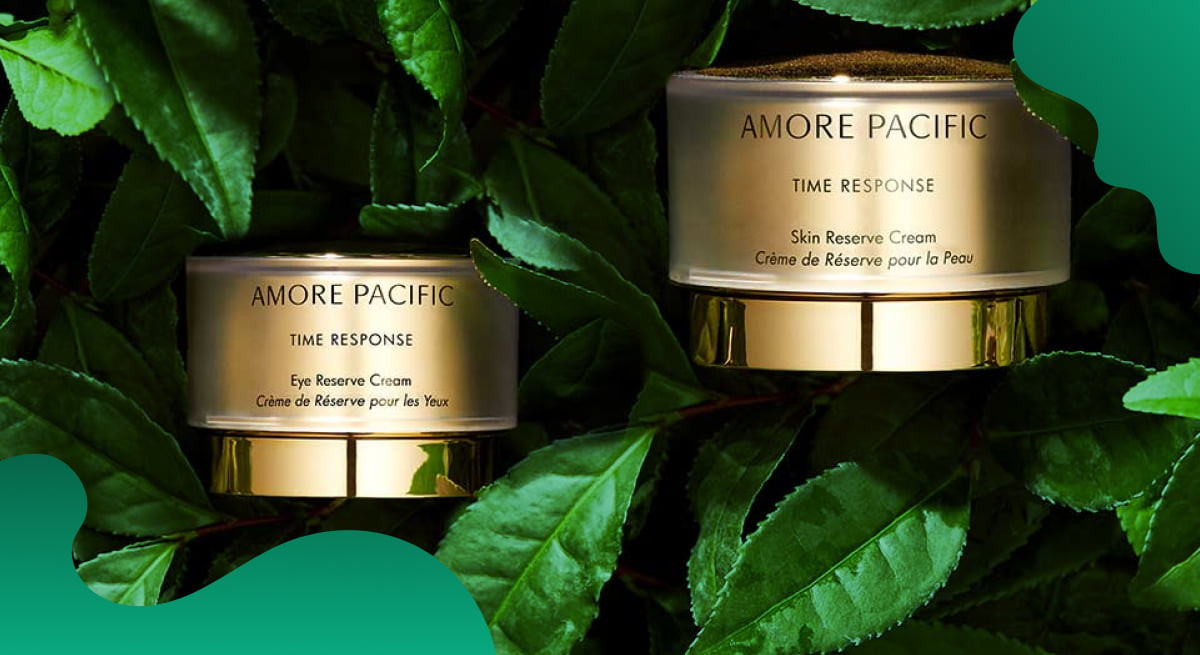 Das Titelbild von Amorepacific in Grün zeigt Produkte vor einem naturbelassenen Hintergrund.