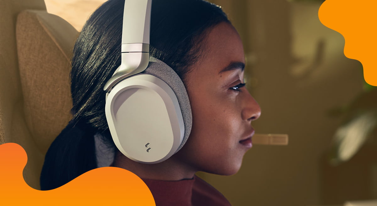 Das Titelbild von Fractal Design in Orange zeigt eine Frau mit Kopfhörern.