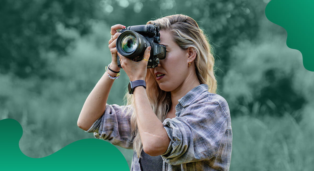 Das Titelbild von Sony in Grün zeigt eine Frau, die eine Sony-Digitalkamera benutzt.