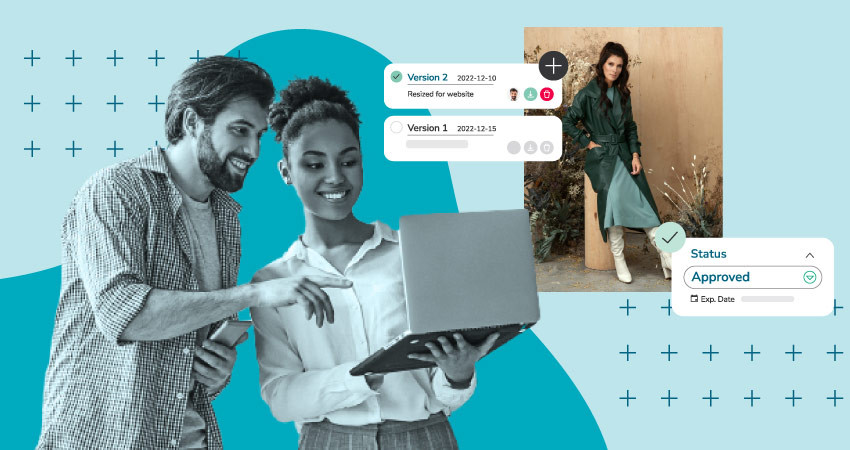 Zwei Personen betrachten einen Laptop, um sie herum Elemente für das Projektmanagement, u. a. Sprechblasen mit Versionsangaben und ein Bild einer Frau im Trenchcoat.