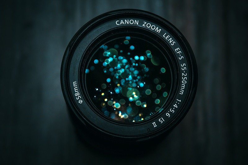 A picture of a Canon camera lens.