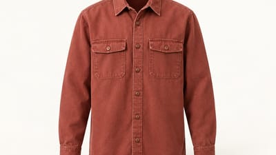 Das rostrote Overshirt flach auf Weiß ausgelegt, zugeknöpft, mit zwei sichtbaren Brusttaschen