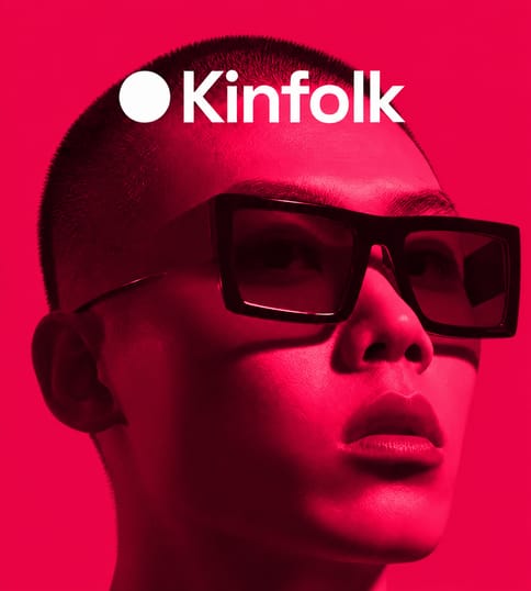 Kinfolk-Kampagnenporträt mit schwarzer Sonnenbrille auf Rot